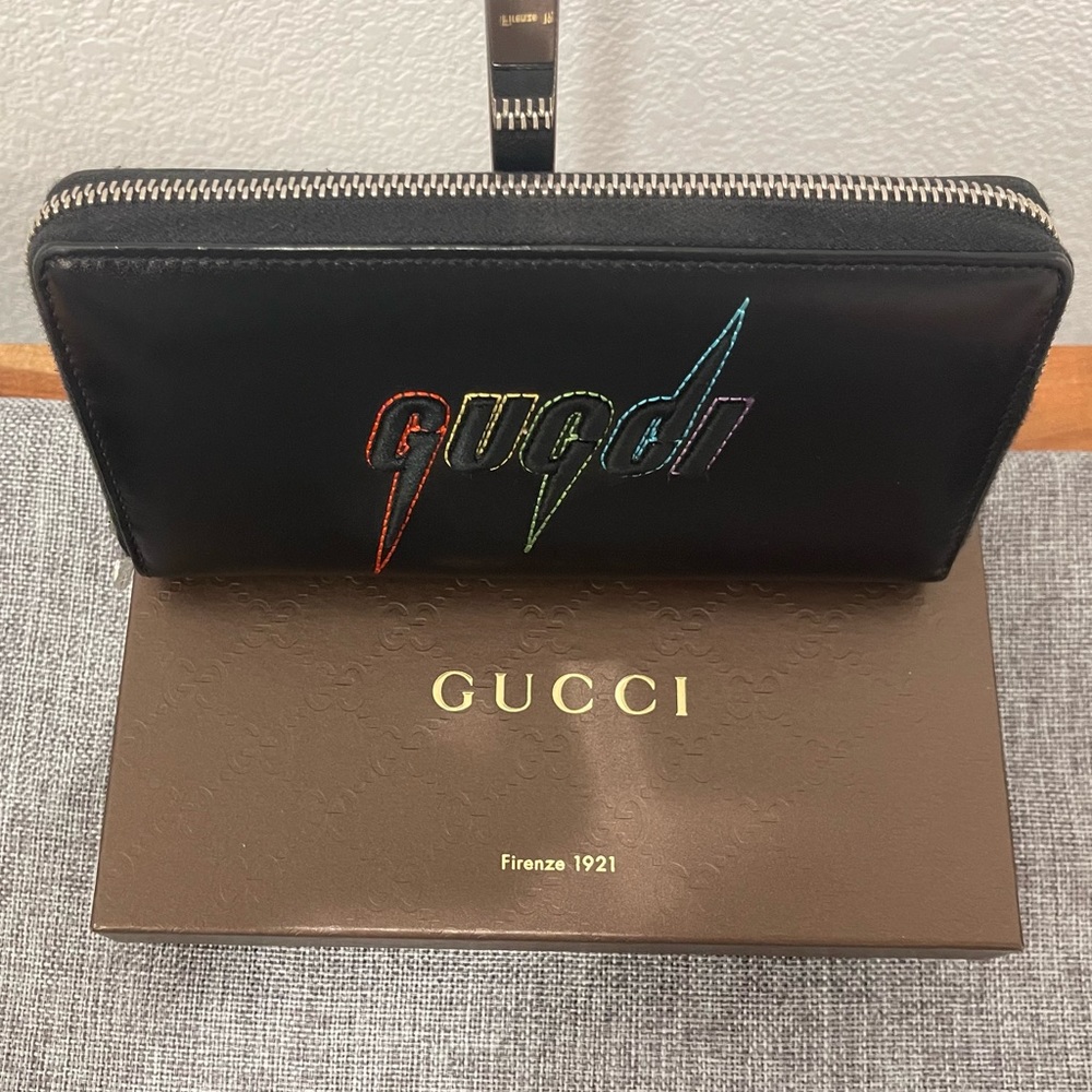 18. Gucci Black Blade Zip Around Wallet - Picture 4 of 12